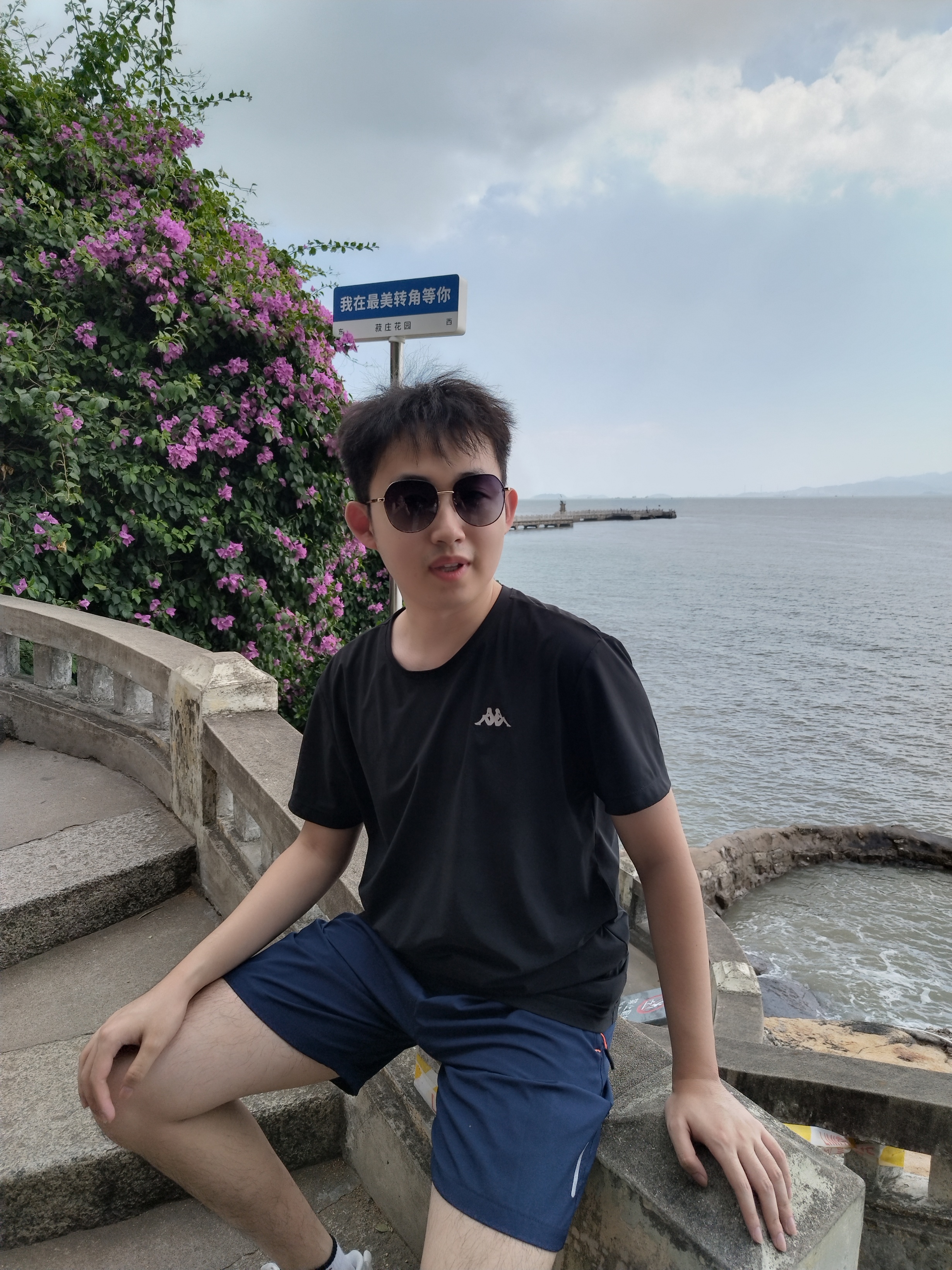 Boxiang Song 在海边